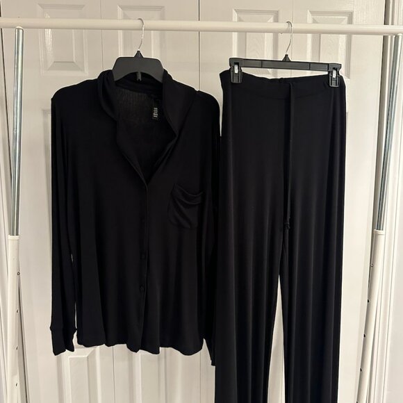 SKIMS Soft Lounge Sleep Set Medium in Onyx - Picture 4 of 7